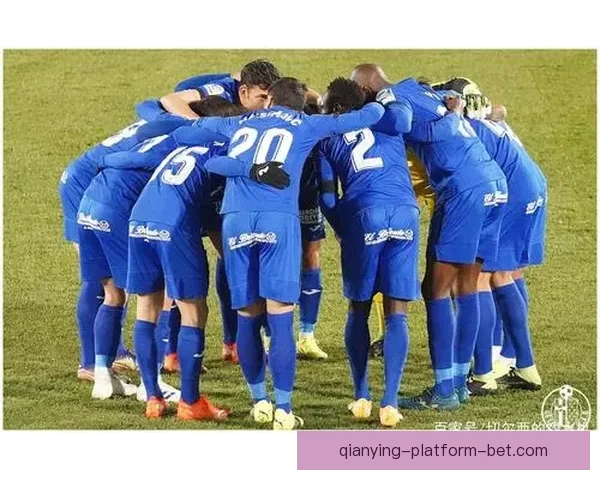 费尔南德斯禁赛在身仍与库库雷利亚轻松交谈气氛融洽